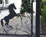 Looppoort met ornament paard